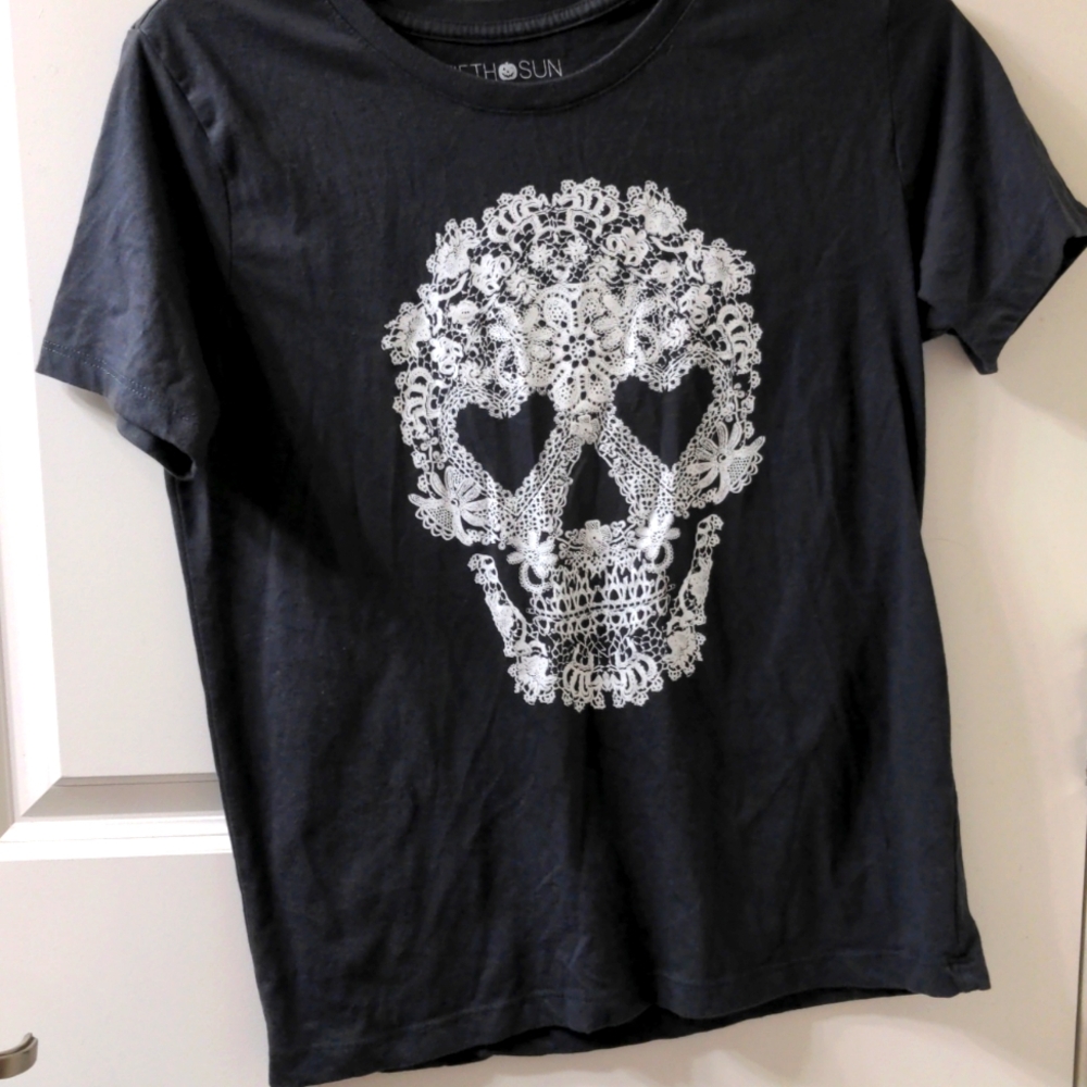Fifth Sun Women's M Lace Doilies Skull Grey T-Shirt Heart-Shaped Eyes Halloween